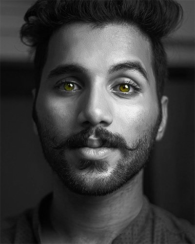 hombre con bigote tipo Dalí y barba cuidada